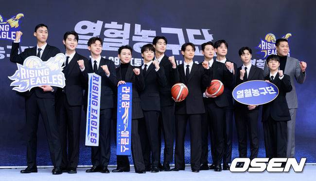 [OSEN=이대선 기자] 26일 오전 서울 목동 SBS에서 SBS ‘열혈농구단’ 제작발표회가 열렸다.열혈농구단은 선수 시절 '국보급 센터'라 불리던 서장훈이 꾸린 농구단 라이징이글스의 아시아 재패기를 담은 SBS 새 예능으로 오는 29일 오후 5시 처음 방송된다.서장훈, 최민호, 박은석, 손태진, 박찬웅, 오승훈, 정진운, 문수인, 정규민, 이대희, 쟈니, 김택이 포토타임을 가지고 있다. 2025.11.26 /sunday@osen.co.kr