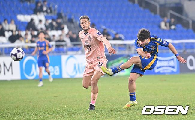 [OSEN=울산, 이석우 기자] 26일 울산 문수축구경기장에서 2025∼2026 아시아축구연맹 챔피언스리그 엘리트(ACLE) 리그 스테이지 5차전 울산 HD와 부리람 유나이티드 FC의 경기가 열렸다.  울산은 ACLE에서 4위권 성적을 내고도 K리그 잔류가 걸린 제주전 총력 대비로 부리람전에 힘을 쏟기 어려운 상황이다.울산 HD 라카바가 부리람 유나이티드 FC 차우시치의 마크를 피해 강력한 왼발 슛을 날리고 있다. 2025.11.26 / foto0307@osen.co.kr