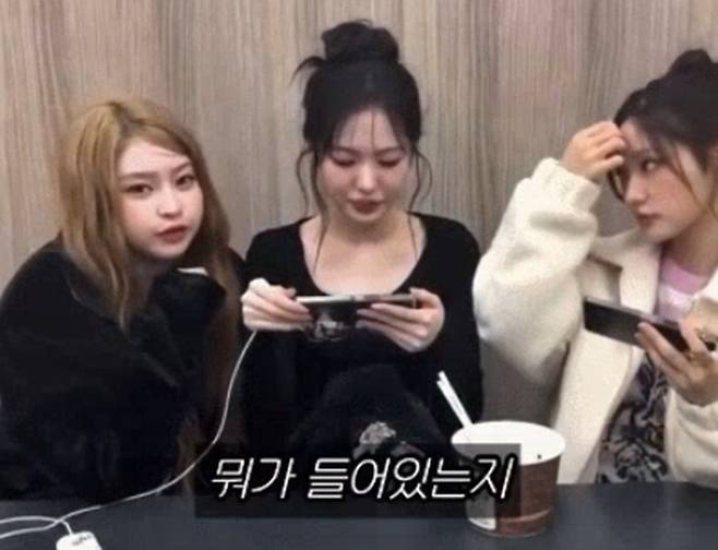 키키(KiiiKiii) 라이브 방송 일부 캡처.