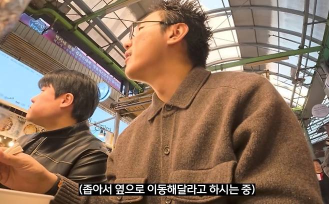 서울 종로구 광장시장의 한 분식 노점을 찾은 유튜버 A씨. 자료 : 유튜브 ‘규보의 대충대충’