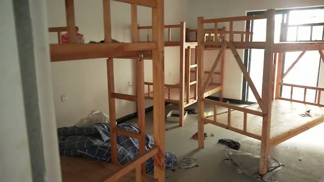 필리핀 북부의 사기단 기숙사 내부. 피해자들은 이곳에 감금된 채 온라인을 통해 피해자들을 속이는 범죄 행위에 동원됐다. 출처=CNN