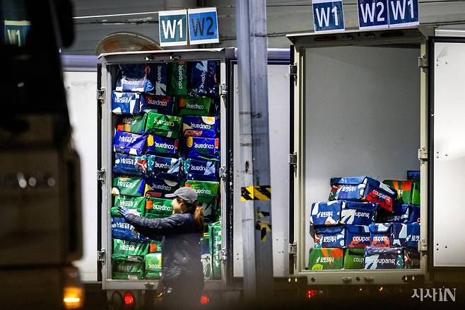쿠팡 배송기사들은 프레시백이라 불리는 다회용 보냉 가방을 건당 100원에 회수해야 한다.ⓒ시사IN 박미소