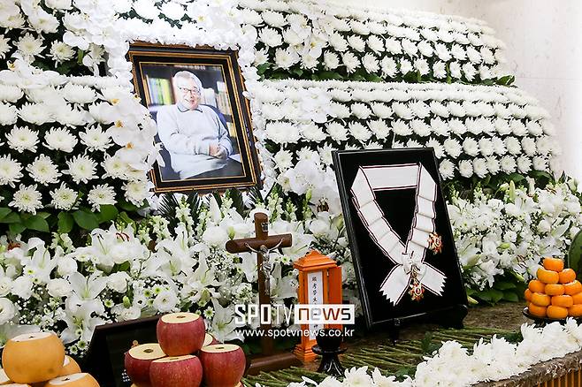 ▲ 고 이순재 빈소 금관문화훈장 ⓒ사진공동취재단