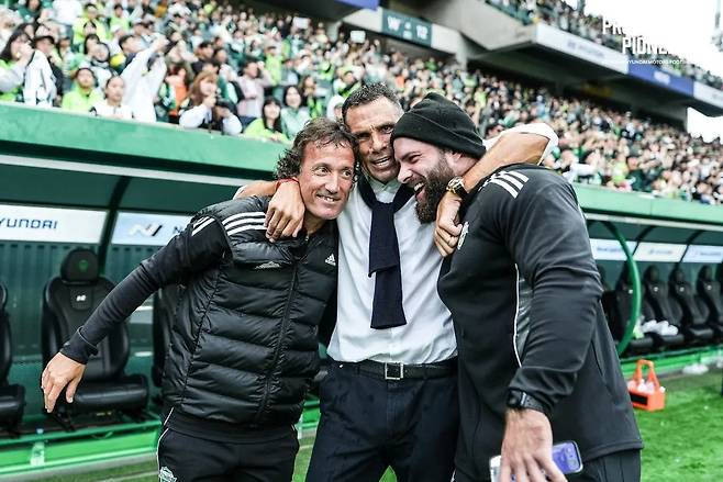 전북 현대 타노스(왼쪽) 코치와 거스 포옛(가운데) 감독. /사진=전북 현대 SNS 캡처