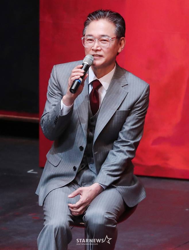 배우 정보석이 28일 오후 서울 서초구 예술의 전당 자유소극장에서 진행된 연극 '레드' 프레스콜에서 인사말을 하고 있다.  '레드'는 추상표현주의 시대를 대표하는 화가 '마크 로스코(Mark Rothko)'와 가상 인물인 조수 '켄(Ken)'의 대화로 구성된 2인극이다. 2023년 2월 26일까지 공연된다. 2022.12.28