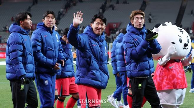 축구 국가대표 A매치 친선경기 대한민국과 가나의 경기가 18일 서울월드컵경기장애서 열렸다.  손흥민을 비롯한 대표팀 선수들이 가나에 1-0 승리를 한 후 팬들에 인사하고 있다./사진=김진경 대기자
