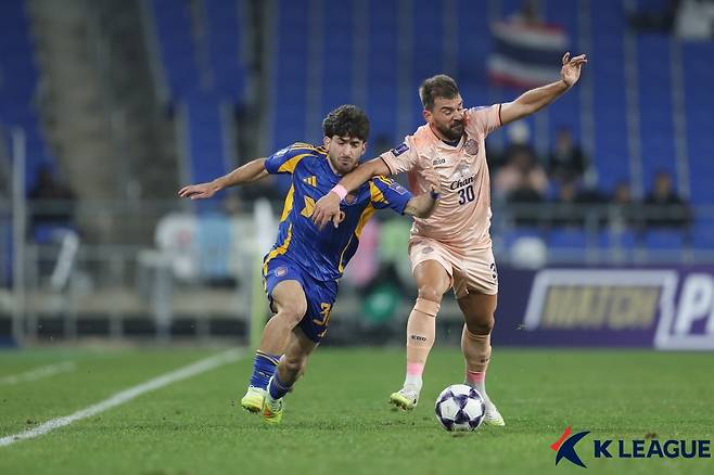 울산 HD 라카바(왼쪽) 26일 울산 문수축구경기장에서 열린 부리람 유나이티드전에서 볼 경합을 펼치고 있다. /사진=한국프로축구연맹 제공