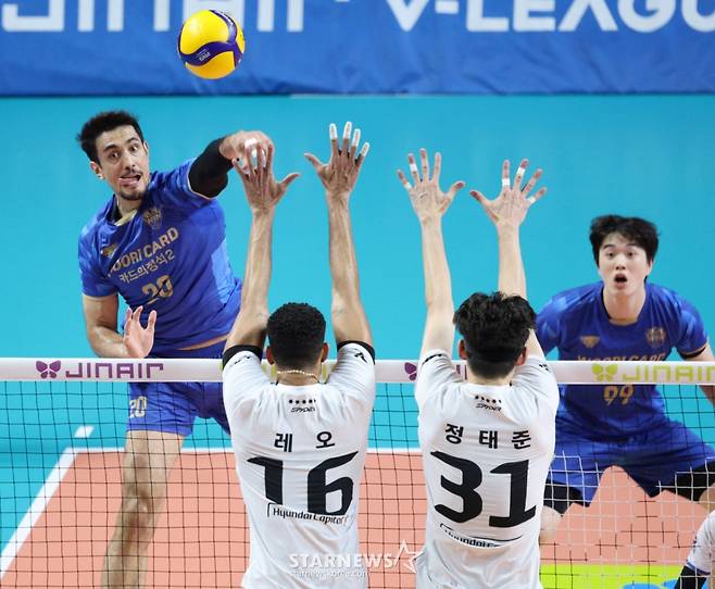 2025-2026 V-리그 남자부 우리카드 대 현대캐피탈 경기가 26일 서울 장충체육관에서 열렸다.  우리카드 아라우조가 현대캐피탈 레오, 정태준의 블로킹 위로 강스파이크를 날리고 있다. /사진=김진경 대기자