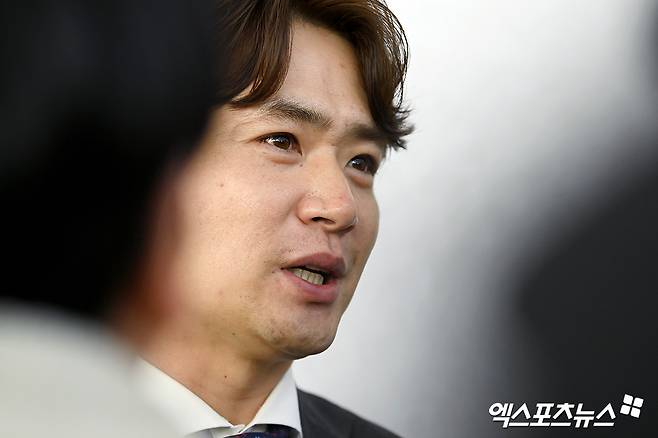 두산 베어스 원 클럽 맨으로 남는 듯했던 외야수 김재환이 보류선수명단 제외로 팀을 떠난다. 두산은 26일 구단 보류선수명단에서 김재환과 홍건희, 그리고 콜 어빈을 제외한다고 공식 발표했다. 김재환은 2025시즌 종료 뒤 두 번째 FA 자격을 취득했다. 하지만, 김재환은 FA 신청을 하지 않아 팀 잔류 의지를 강하게 보여준 듯싶었다. 두산 구단도 김재환과 비FA 다년계약 협상을 할 계획이라고 밝혔었다. 하지만 4년 전 FA 계약 조건이 반전을 이끌어냈다. 당시 김재환 측은 향후 4년 계약 기간을 채워 다시 FA 자격을 취득한다는 조건 아래 FA 신청 없이 우선 협상 기간을 보내고, 결렬 시 보류선수명단 제외로 시장에 나오는 옵션을 요구했다. 엑스포츠뉴스DB