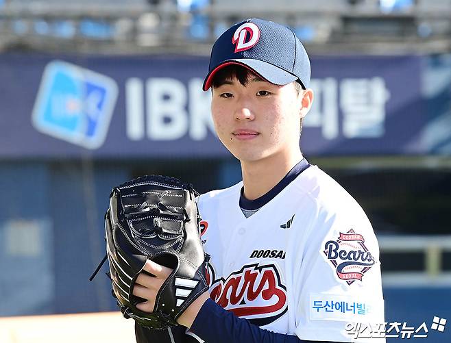 KIA 타이거즈가 두산 베어스로 FA 이적한 내야수 박찬호의 보상선수로 투수 홍민규를 지명했다. 홍민규는 2025년 3라운드 지명 신인 우완으로 1군 무대에 곧바로 데뷔해 안정적인 제구력과 경쟁력 있는 체인지업을 선보여 눈도장을 찍었다. KIA는 장기적으로 선발 자원까지 기대할 수 있는 홍민규를 선택하는 파격적인 결정을 내렸다. 엑스포츠뉴스 DB