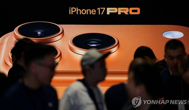 애플 아이폰 애플의 아이폰17 시리즈 판매가 시작된 지난 9월 19일(현지시간) 중국 베이징의 한 애플스토어 앞에 사람들이 몰려 있다. [로이터=연합뉴스 자료사진. 재판매 및 DB 금지]