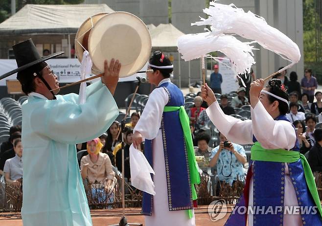 2009년 9월 16일 오전 서울 용산구 국립중앙박물관에서 개막된 '2009 대한민국 전통연희축제'에서 관계자들이 고유제로 동해안별신굿을 선보이고 있다.[연합뉴스 자료사진]