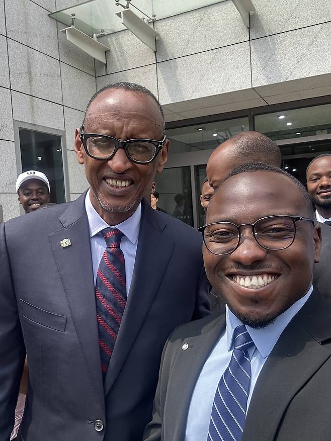 폴 카가메 르완다 대통령(왼쪽)과 사진 찍은 프랭크 씨(오른쪽) [프랭크 제공. 재판매 및 DB 금지]