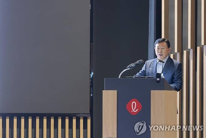 신동빈 롯데 회장, 하반기 VCM 진행 (서울=연합뉴스) 신동빈 롯데그룹 회장이 지난 16일부터 1박2일 일정으로 경기 오산 롯데인재개발원에서 열린 2025 하반기 VCM(Value Creation Meeting·옛 사장단 회의)에서 발언하고 있다. 2025.7.17 [롯데제공. 재판매 및 DB금지] photo@yna.co.kr
