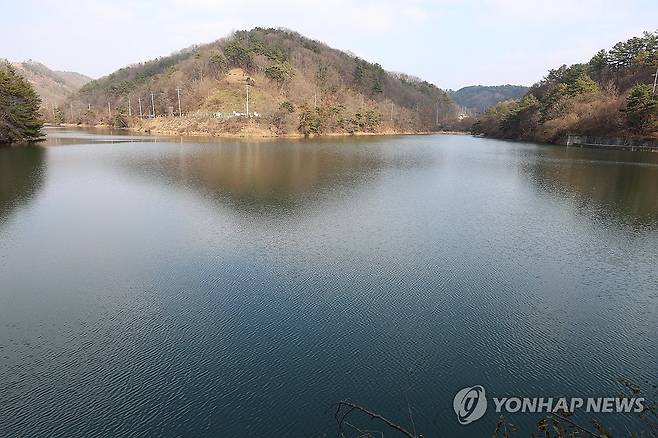 진천 옥성저수지 (청주=연합뉴스) 박건영 기자 = 경찰이 청주에서 실종된 50대 여성의 행방을 쫓고 있는 가운데 이 여성의 SUV가 실종 직전 저수지 방향으로 향하는 모습이 폐쇄회로(CC)TV를 통해 확인됐다.
사진은 26일 오전 진천군 문백면 옥성저수지(옛 옥산저수지) 모습.