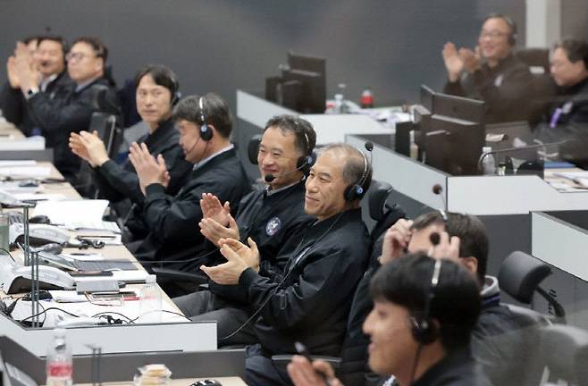 27일 나로우주센터 발사지휘센터에서 연구진이 발사 성공을 기뻐하고 있다. 항우연 제공