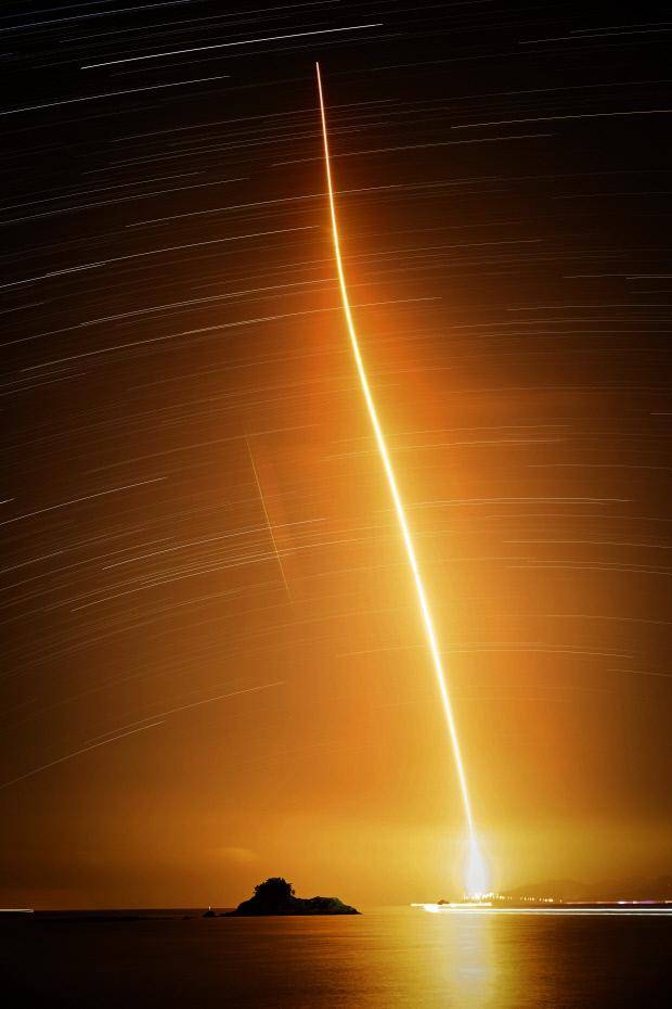 27일 새벽 고흥군 나로우주센터에서 한국형발사체 누리호가 성공적으로 발사됐다. 여수 낭도항에서 니콘 Z9 카메라와 35㎜ 렌즈를 이용한 다중촬영 기법으로 누리호 궤적을 담았다. /김진수 기자 jeans@kwangju.co.kr