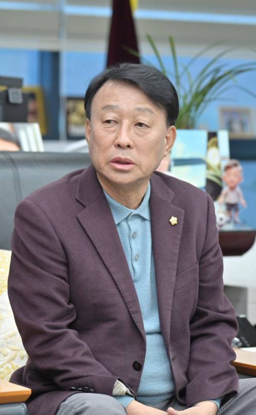 ◇제12대 강릉시의회 후반기를 이끄는 최익순 강릉시의장은 강릉의 새로운 도약을 위해 의회가 시민과 함께 뚜벅이처럼 나아가겠다는 각오를 밝혔다.