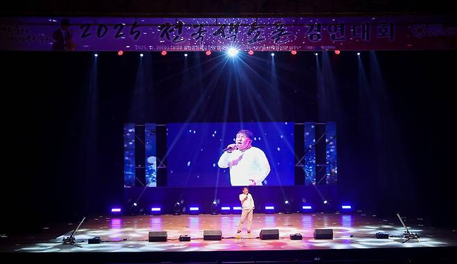 이광조 가수가 향수 가득 담긴 식후 축하무대 공연을 하고 있다. 이수화 기자