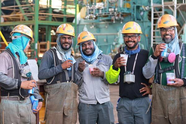 삼성중공업이 지난 7월 거제사업장에서 온열질환 예방을 위해 현장 노동자들에게 수박 화채와 이온음료를 제공하는 행사를 했다. /삼성중공업