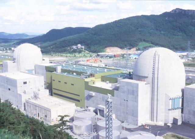 한국전력기술은 불모지에서 출발해 기술 자립이라는 국가적 사명을 완수했으며, 현재 세계 원전 시장을 호령하는 글로벌 엔지니어링 기업으로 우뚝 섰다. 사진은 한국전력기술이 1987년 종합설계 주계약자로 참여한 한빛 3·4호기. 한국전력기술 제공