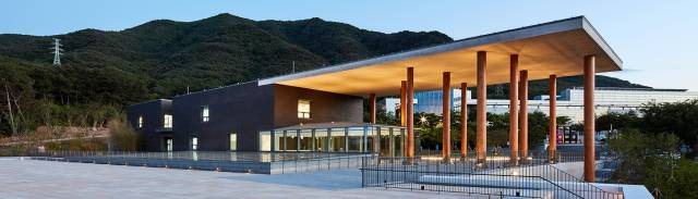 11개 기둥과 지붕 처마아래 비워진 공간에서의 시선은 멀리 팔공산까지 확장한다.