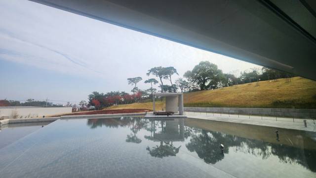 지하1층 마지막 전시실을 나오면 큰 창으로 펼쳐지는 물의 정원과 소나무 언덕.