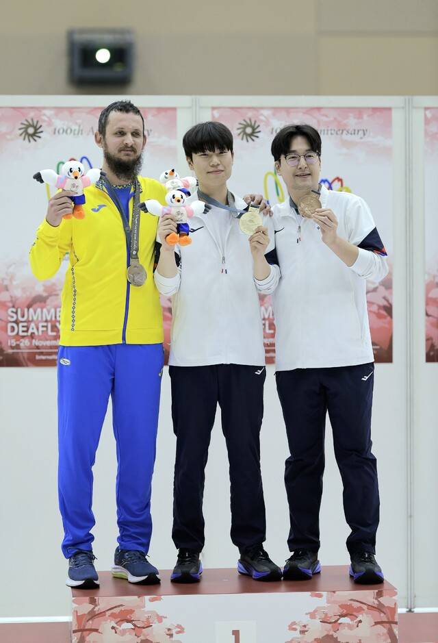 25일 일본 도쿄 아지노모토 국립훈련센터 사격장에서 열린 2025 도쿄 데플림픽 사격 남자 25ｍ 속사 권총에서 금메달을 획득한 이승화 (가운데)와 동메달을 딴 김태영(오른쪽).