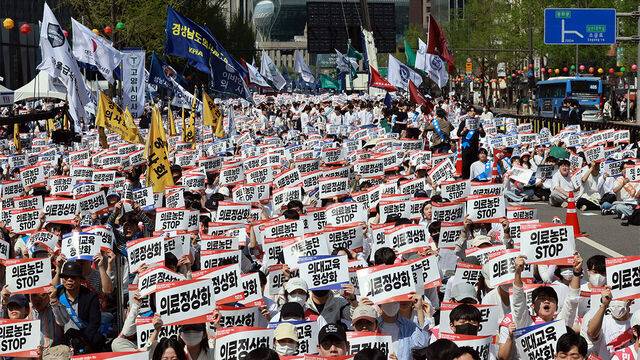 지난 4월20일 서울 중구 세종대로에서 대한의사협회가 개최한 '의료 정상화를 위한 전국의사궐기대회' 참가자들이 정부의 의대 증원 정책과 의료개혁특별위원회 운영 등을 규탄하면서 구호를 외치고 있다. 연합뉴스