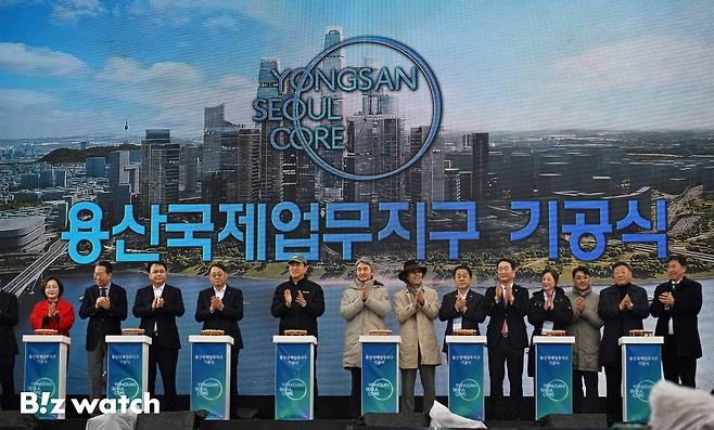 오세훈 서울시장을 비롯한 주요 내빈들이 27일 오후 서울 용산구 한강로21 용산국제업무지구 현장에서 개최된 '용산국제업무지구 기공식'에 참석해 기념촬영을 하고 있다./사진=이명근 기자 qwe123@