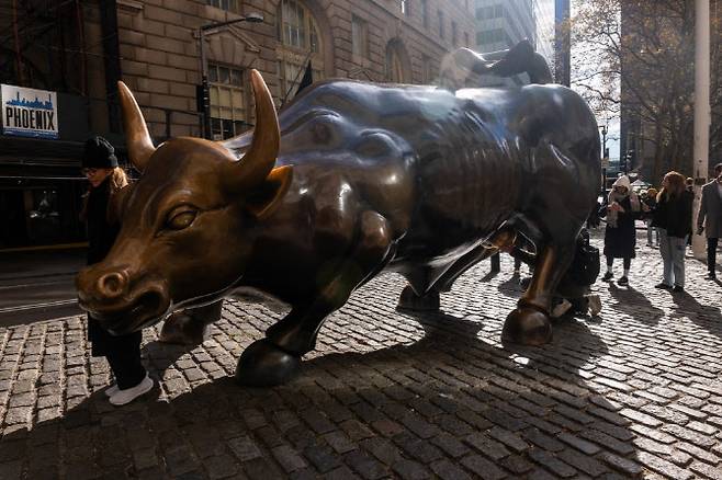 뉴욕 월가의 황소상이 뉴욕증권거래소(NYSE) 인근 금융가에 서 있다. (사진=AFP)