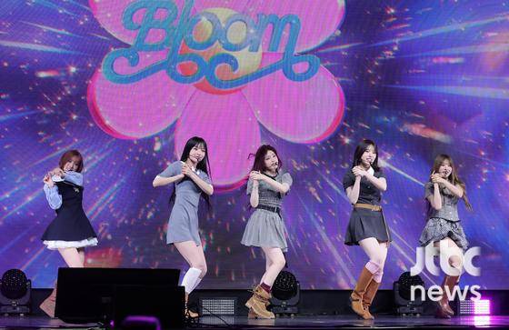 더블 타이틀곡 '블룸' 무대