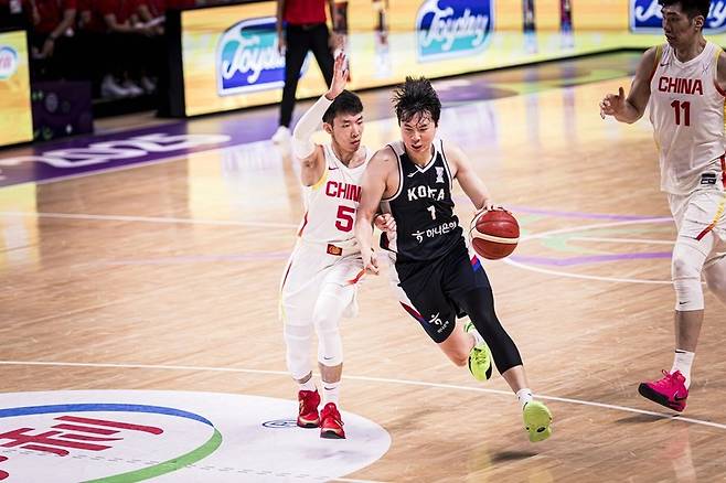이현중(1번)은 지난 8월 열린 2025 FIBA 아시아컵 8강 한국-중국전에서 22점 7리바운드 4어시스트로 분투했다. (FIBA 제공)