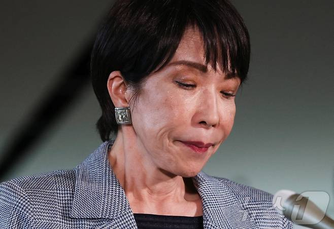 25일 다카이치 사나에 일본 총리가 도쿄 총리관저에서 취재진에게 도널드 트럼프 미국 대통령과의 전화 통화에 대해 설명하던 중 눈을 감고 있다. 2025.11.25 ⓒ 로이터=뉴스1 ⓒ News1 김지완 기자