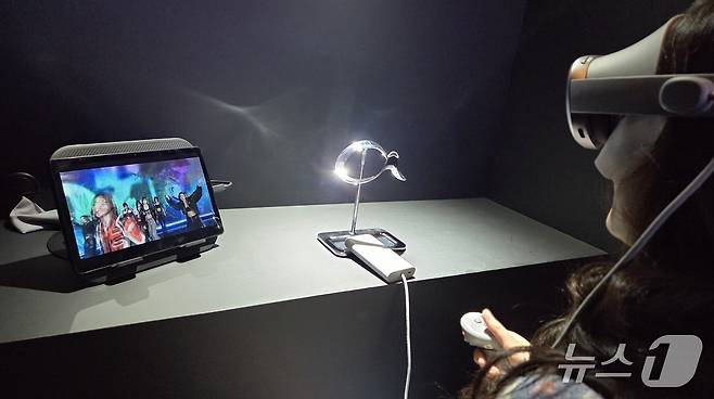 6일 서울 강남구 코엑스에서 열린 팀네이버 통합 콘퍼런스 '단25'(DAN25)에서 갤럭시 XR을 통해 치지직 XR 앱을 체험하는 모습. 2025.11.06. ⓒ 뉴스1