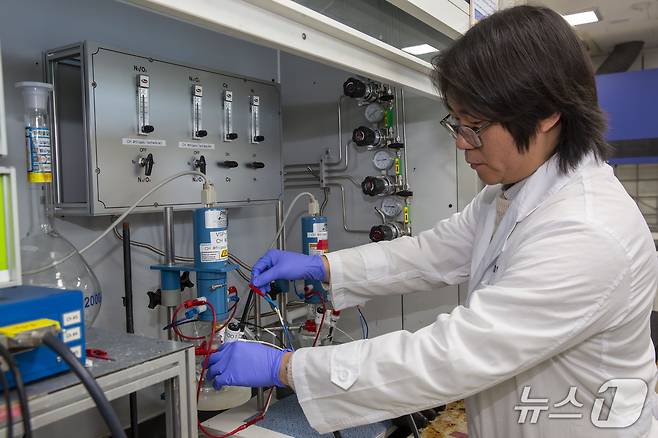 연구진이 개발한 촉매의 성능을 시험하고 있다. (한국에너지기술연구원 제공. 재판매 및 DB금지) 2025.11.27/뉴스1