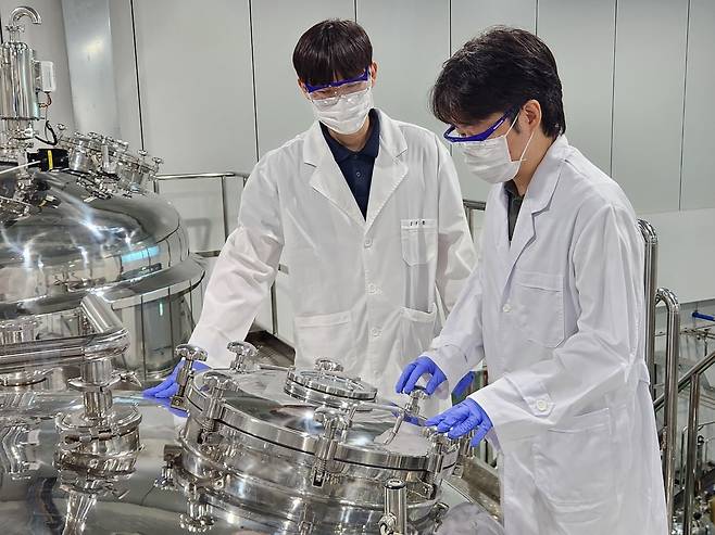 지투지바이오 연구원이 약물전달기술을 연구하고 있다.(지투지바이오 제공)/뉴스1