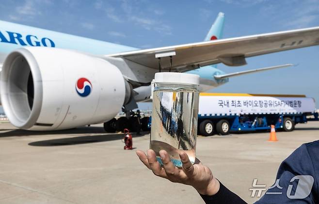 2023년 9월 정부의 실증 운항 사업에 참여한 대한항공은 SAF 혼합 항공유로 국내 출발 항공편을 최초 운항했다.(대한항공 제공)