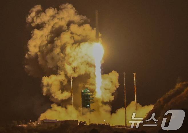한국형 발사체 누리호(KSLV-Ⅱ)가 27일 새벽 전남 고흥군 나로우주센터에서 4차 발사를 맞아 우주로 날아오르고 있다. 차세대중형위성 3호(1기)를 비롯해 큐브위성 12기 등 총 13기의 위성을 실은 누리호는 오로라를 비롯한 우주환경 관측부터 항암제 연구 등 우주 바이오 실험까지 다양한 임무를 추진한다. 2025.11.27/뉴스1 ⓒ News1 안은나 기자