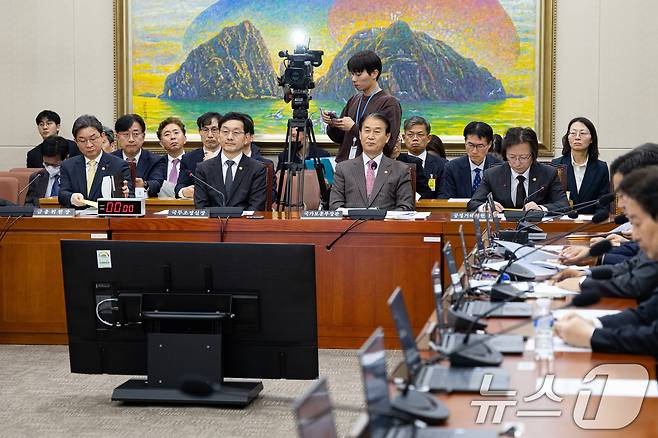 27일 서울 여의도 국회에서 열린 제429회 국회(정기회) 정무위원회 제11차 전체회의에 출석한 국무위원들이 법안 의결을 지켜보고 있다.  2025.11.27/뉴스1 ⓒ News1 유승관 기자