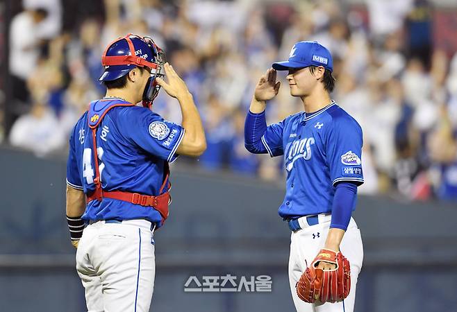 삼성 이호성(오른쪽)이 3일 서울 잠실구장에서 열린 2025 KBO리그 두산과 경기 9회말 등판해 승리를 지켜낸 뒤 포수 강민호와 거수경례로 세리머니를 하고 있다. 잠실 | 박진업 기자 upandup@sportsseoul.com