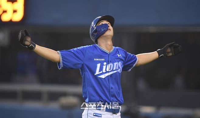 삼성 구자욱이 26일 서울 잠실구장에서 열린 2025 KBO리그 두산과 경기 3회초 2사1루 1타점 2루타를 친 후 공수교대 때 더그아웃으로 들어오며 환호하고 있다. 잠실 | 최승섭기자 thunder@sportsseoul.com