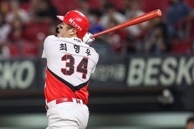 KIA 최형우가 광주-기아 챔피언스 필드에서 열린 2025 KBO리그 SSG전에서 안타를 때리고 있다. 사진 | KIA 타이거즈