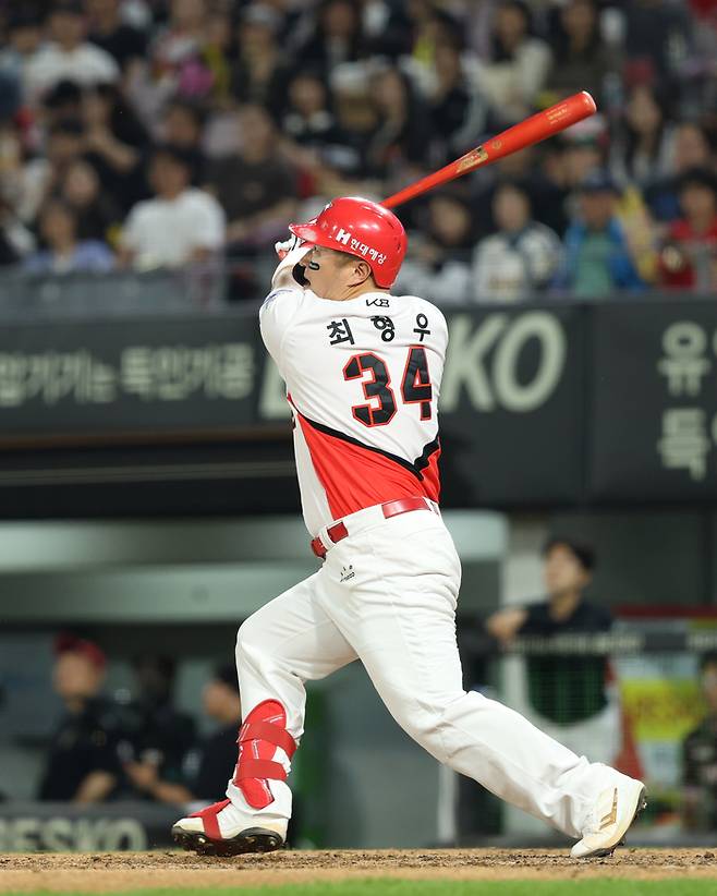 KIA 최형우가 27일 광주-기아 챔피언스 필드에서 열린 2025 KBO리그 키움전에서 5회말 홈런을 터뜨리고 있다. 자신의 통산 2500호 안타다. 사진 | KIA 타이거즈