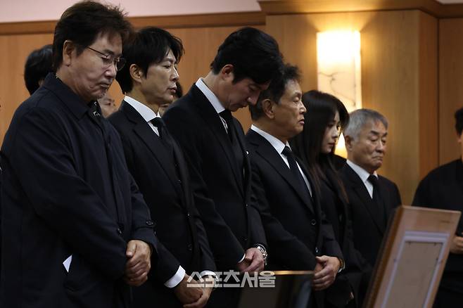 배우 유동근, 최수종, 정준호, 김영철, 하지원이 27일 서울 송파구 서울아산병원에서 엄수된 고(故) 이순재 영결식에서 고인을 추모하고 있다.