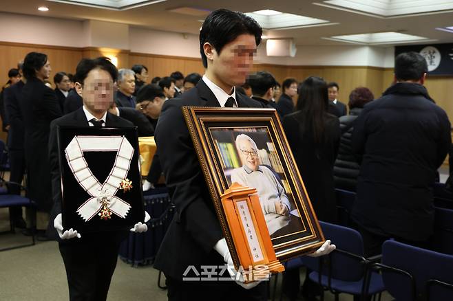故 이순재의 영결식과 및 발인이 27일 서울 송파구 서울아산병원 장례식장에서 엄수됐다.