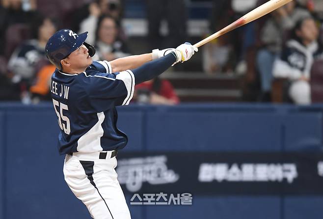 이재원이 9일 서울 고척 스카이돔에서 열린 ‘2025 K-베이스볼 시리즈’ 체코와 2차전 경기 9회초 무사1루 중월홈런을 날리고 있다. 고척 | 최승섭기자 thunder@sportsseoul.com