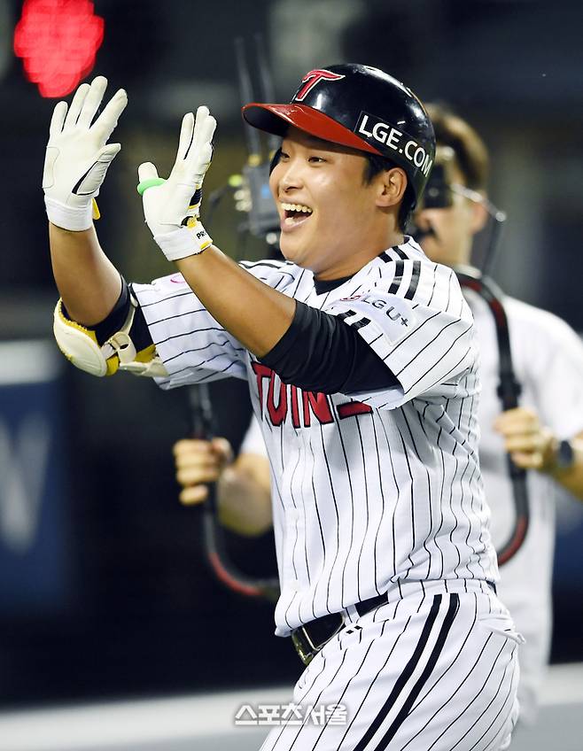 LG 박관우가 10일 잠실구장에서 열린 2025 KBO리그 키움과의 경기 7히말 1사 1루 상황에서 키움 선발투수 알칸타라를 상대로 동점 2점 홈런을 친 뒤 박해민과 하이파이브를 하고 있다. 박관우의 데뷔 첫 홈런. 잠실 | 박진업 기자 upandup@sportsseoul.com