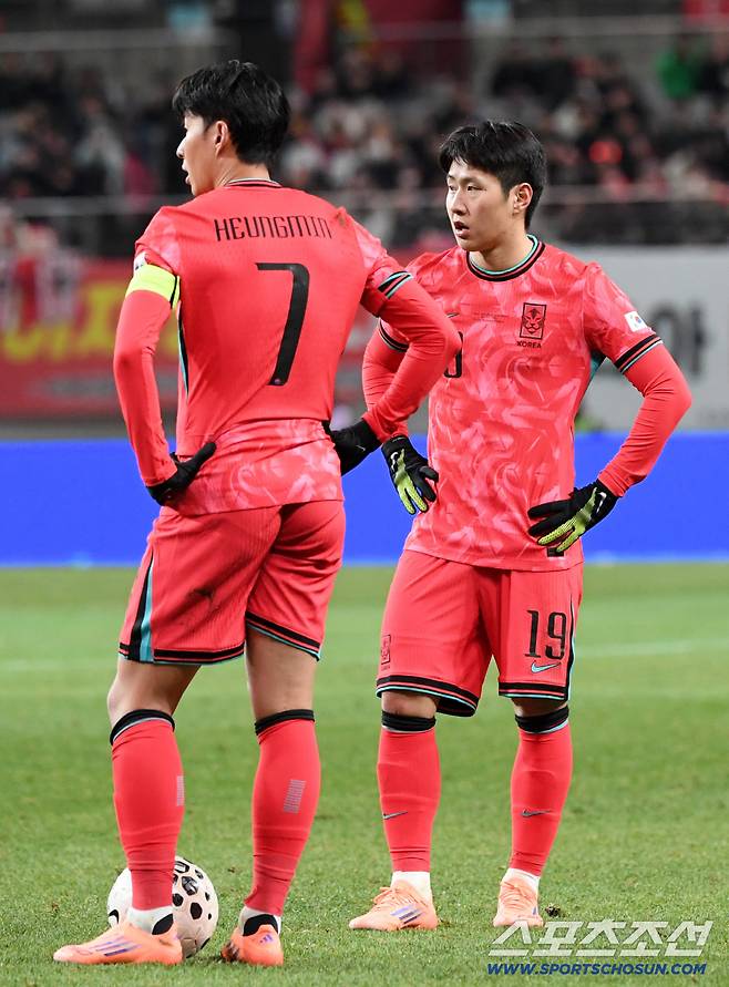 18일 서울월드컵경기장에서 열린 대한민국과 가나의 A매치 평가전. 손흥민, 이강인이 프리킥을 시도하고 있다. 상암=박재만 기자 pjm@sportschosun.com/2025.11.18/