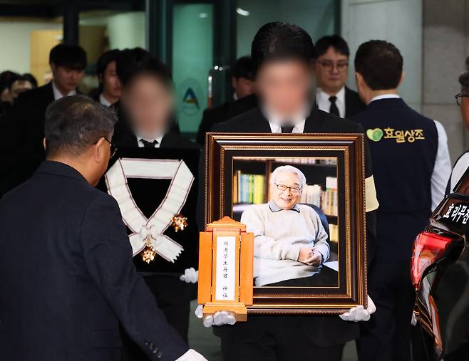 배우 이순재 발인

    (서울=연합뉴스) 류효림 기자 = 27일 서울 송파구 서울아산병원 장례식장에서 배우 이순재 발인이 엄수되고 있다. 2025.11.27 [공동취재]

    ryousanta@yna.co.kr

(끝)





<저작권자(c) 연합뉴스, 무단 전재-재배포, AI 학습 및 활용 금지>